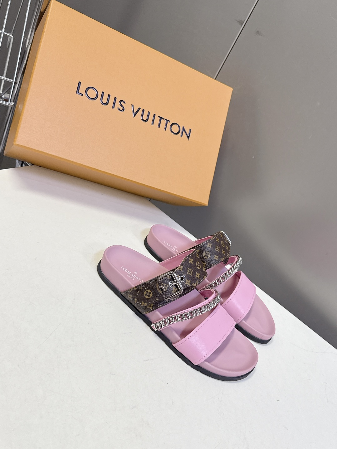 路易威登Louis Vuitton 春夏最新情侣款链条凉拖超多明星网红种草 采用双宽鞋带设计，搭配可调节