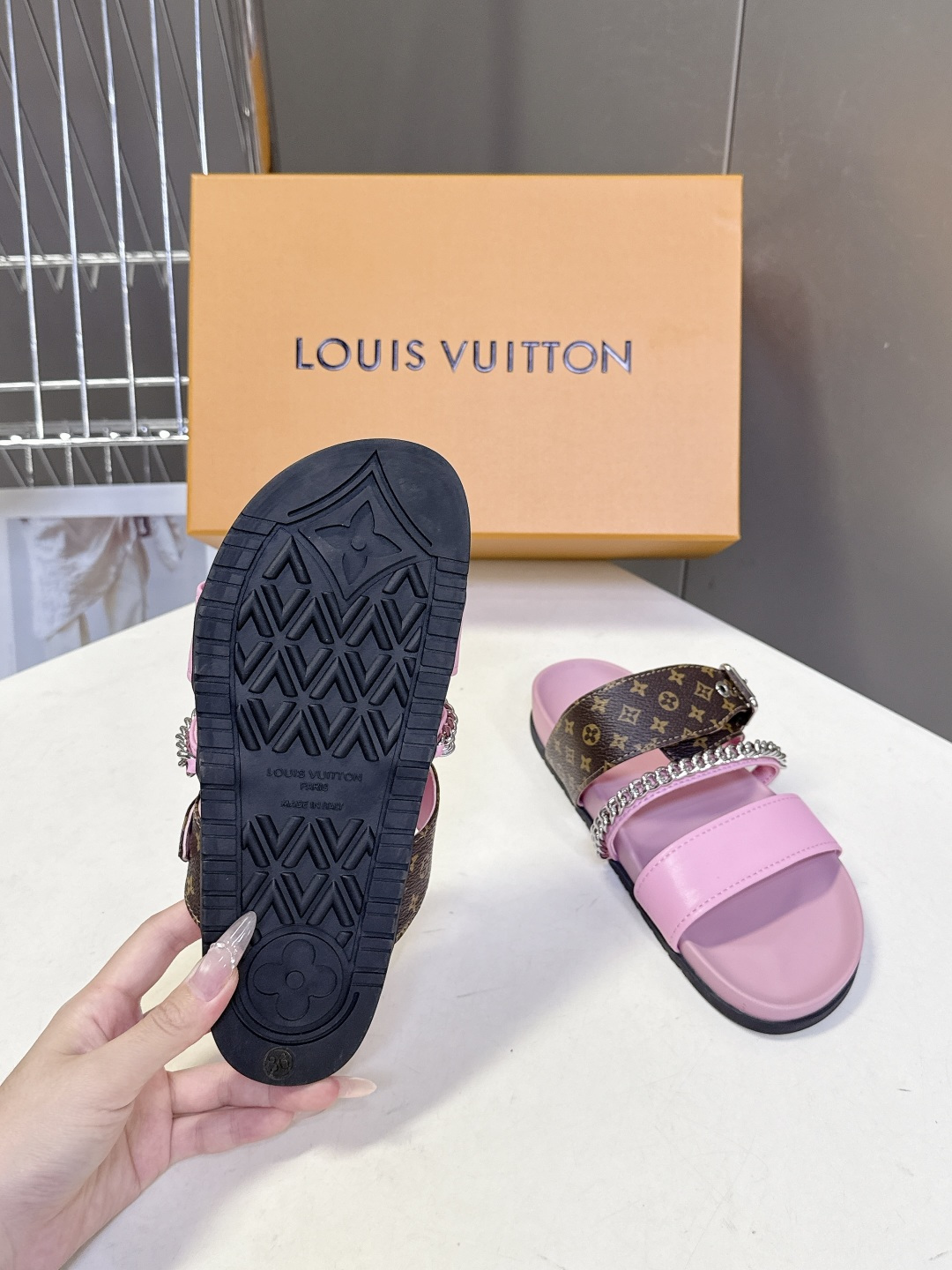 路易威登Louis Vuitton 春夏最新情侣款链条凉拖超多明星网红种草 采用双宽鞋带设计，搭配可调节