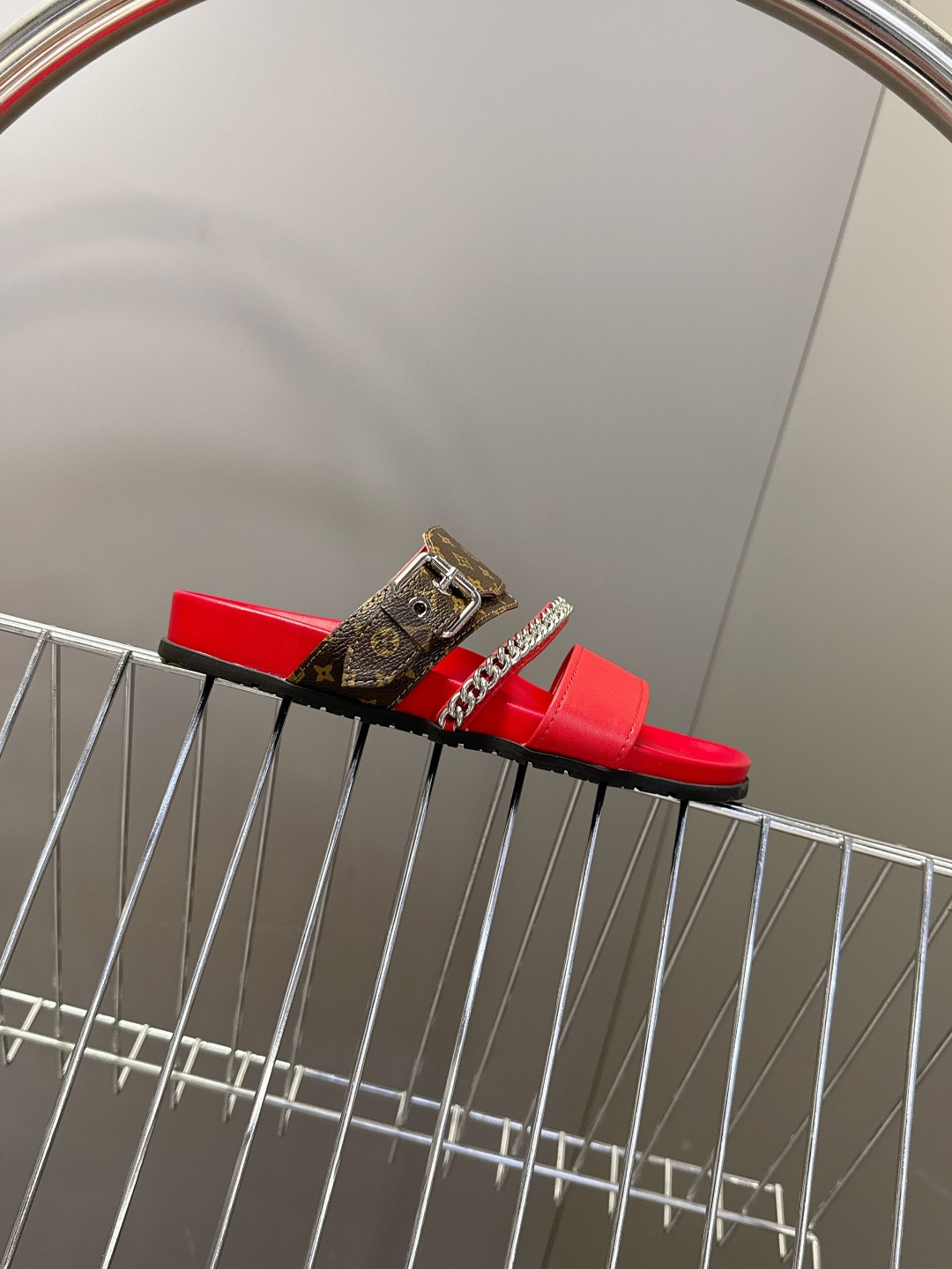 路易威登Louis Vuitton 春夏最新情侣款链条凉拖超多明星网红种草 采用双宽鞋带设计，搭配可调节