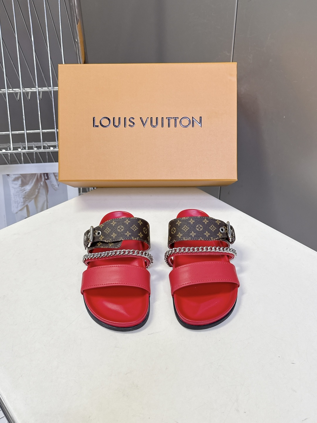路易威登Louis Vuitton 春夏最新情侣款链条凉拖超多明星网红种草 采用双宽鞋带设计，搭配可调节