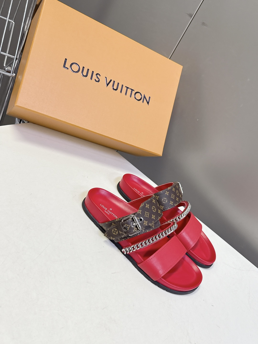 路易威登Louis Vuitton 春夏最新情侣款链条凉拖超多明星网红种草 采用双宽鞋带设计，搭配可调节