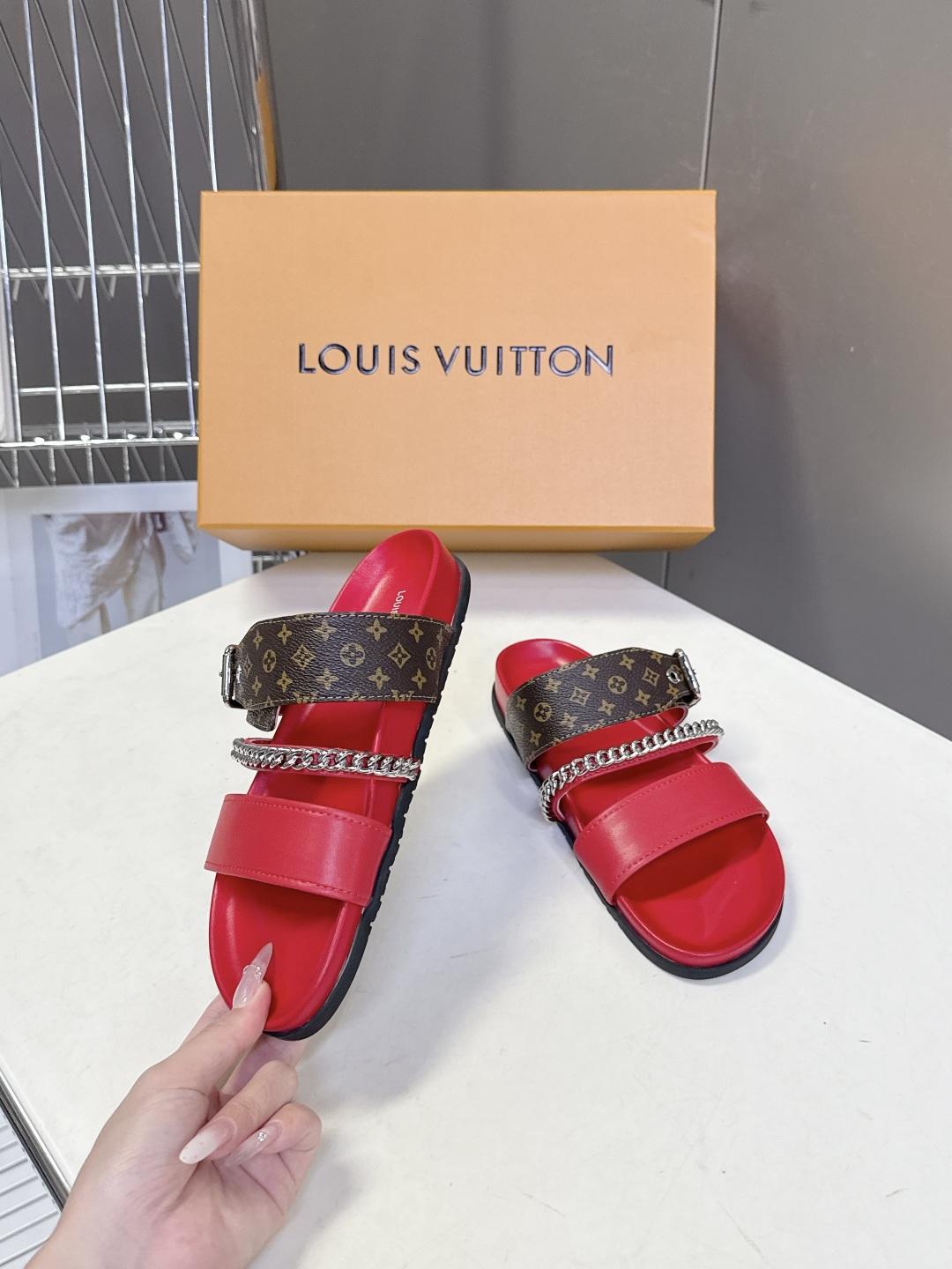 路易威登Louis Vuitton 春夏最新情侣款链条凉拖超多明星网红种草 采用双宽鞋带设计，搭配可调节
