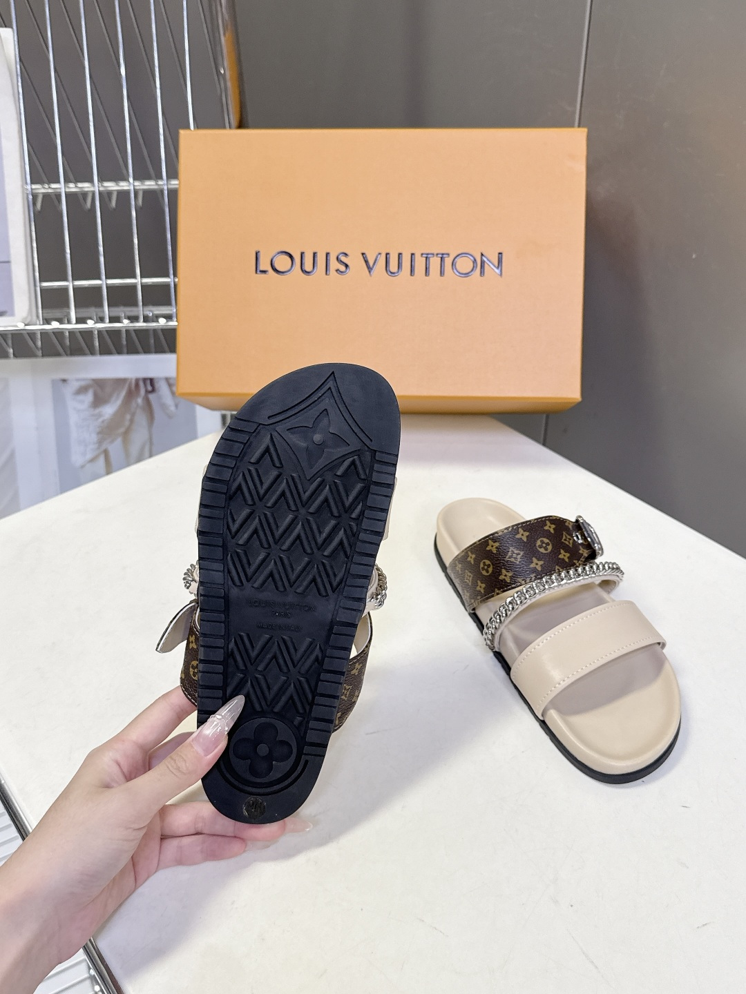 路易威登Louis Vuitton 春夏最新情侣款链条凉拖超多明星网红种草 采用双宽鞋带设计，搭配可调节
