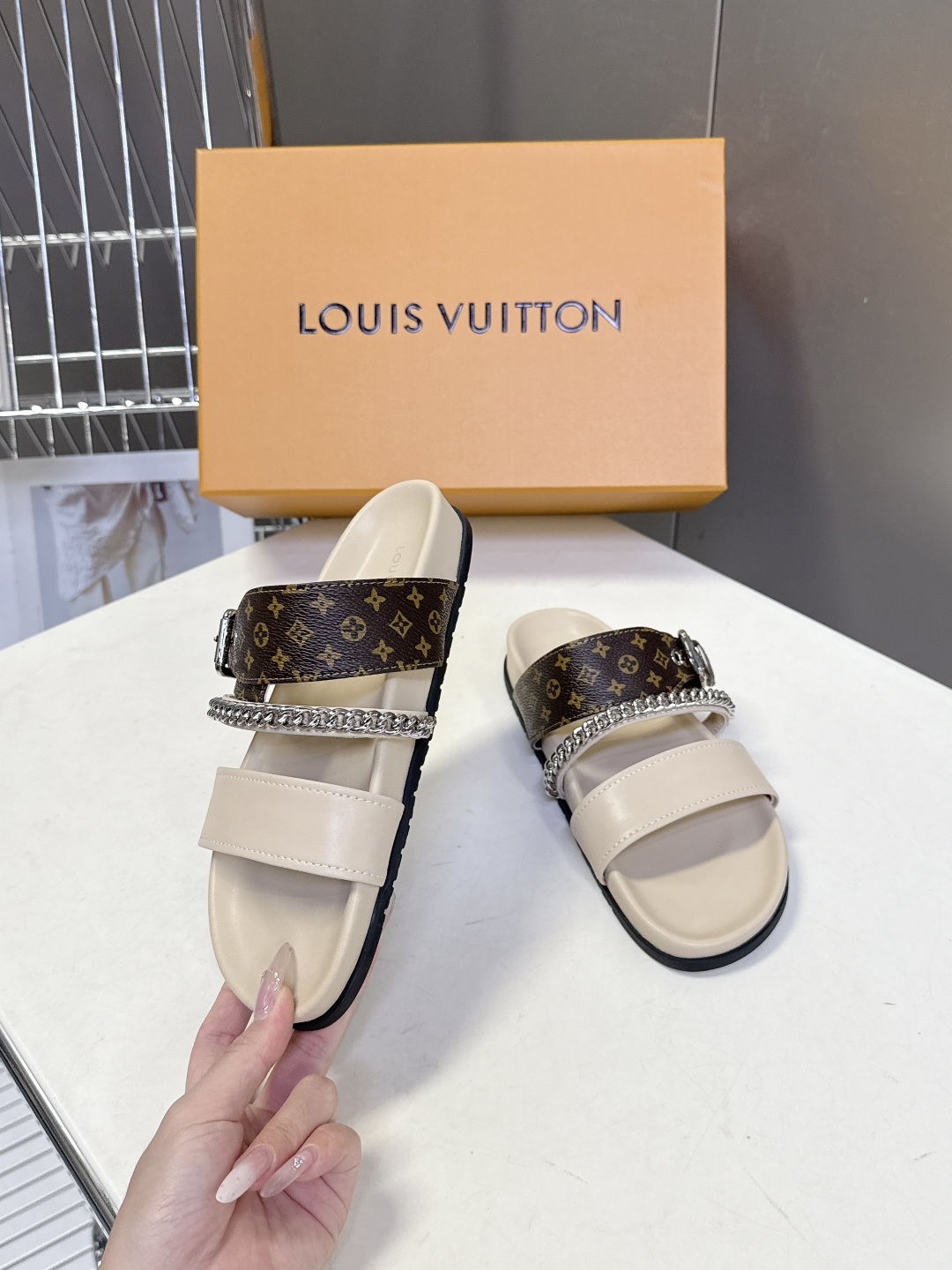 路易威登Louis Vuitton 春夏最新情侣款链条凉拖超多明星网红种草 采用双宽鞋带设计，搭配可调节