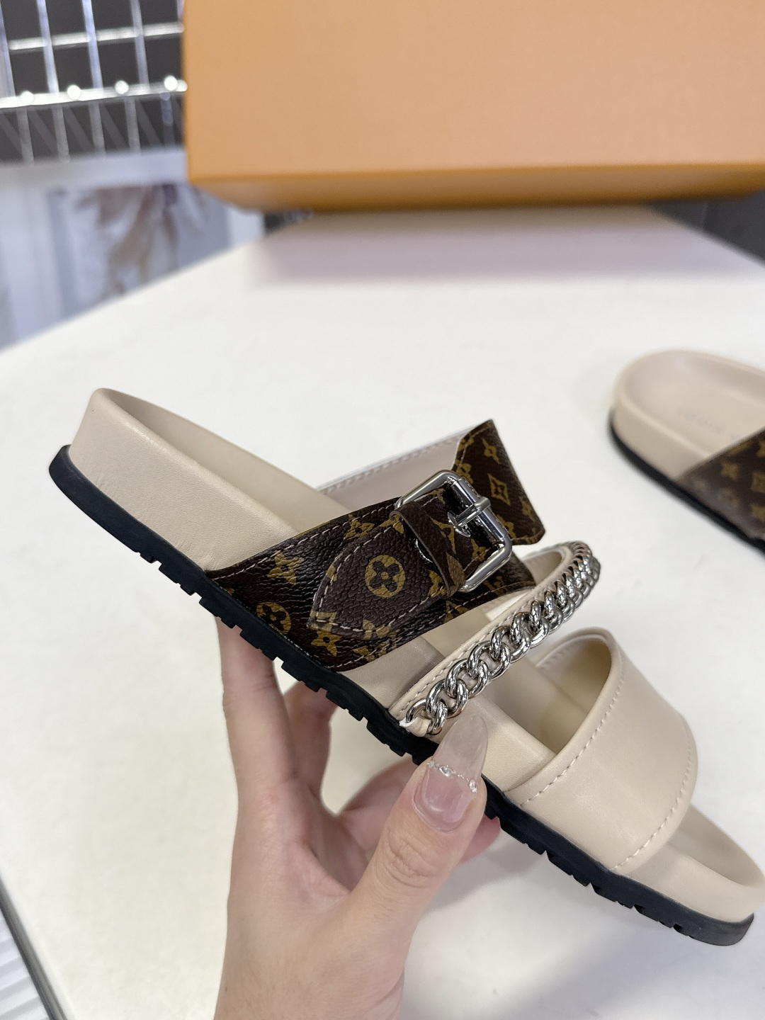 路易威登Louis Vuitton 春夏最新情侣款链条凉拖超多明星网红种草 采用双宽鞋带设计，搭配可调节