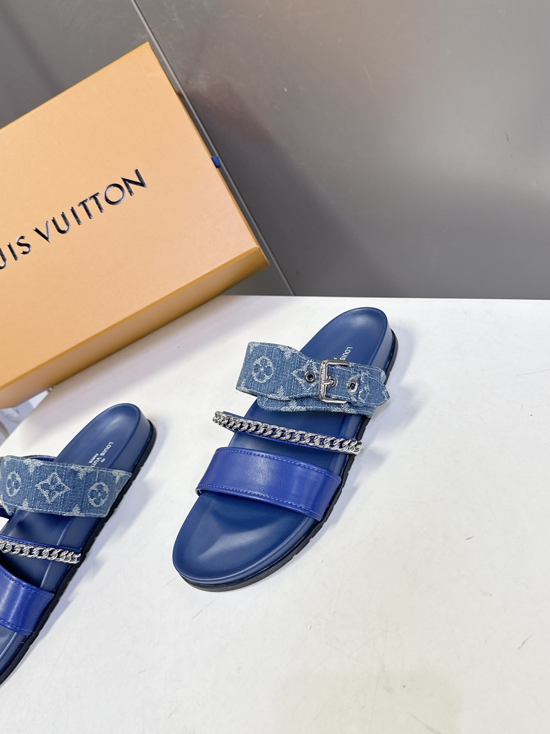 路易威登Louis Vuitton 春夏最新情侣款链条凉拖超多明星网红种草 采用双宽鞋带设计，搭配可调节