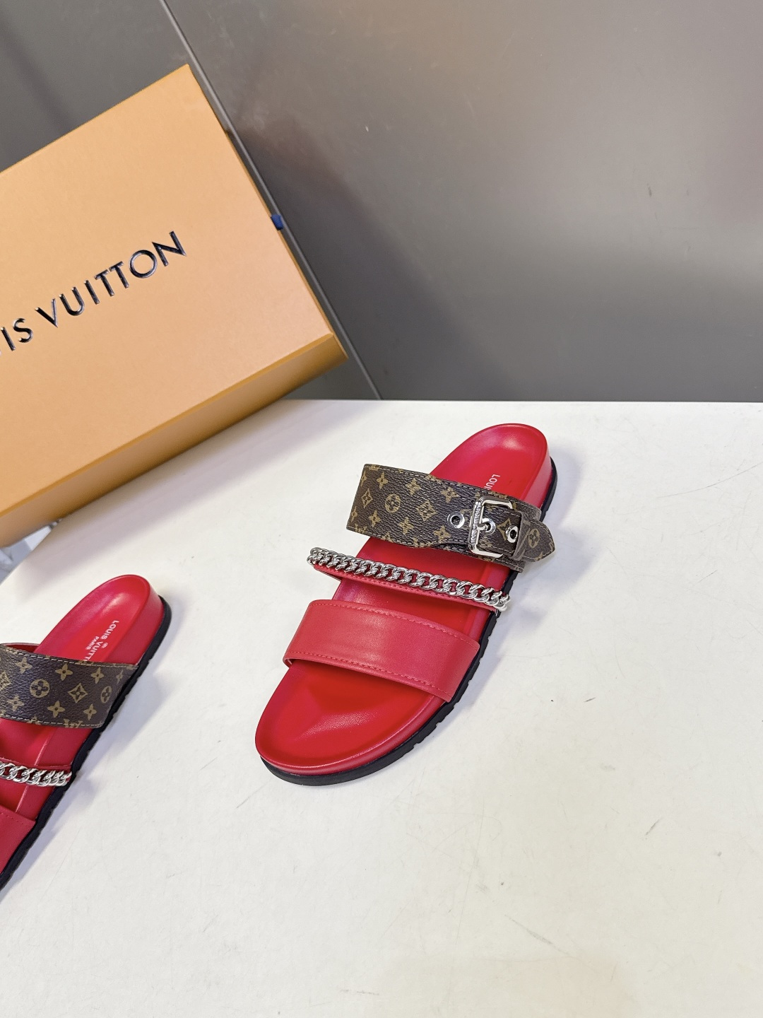 路易威登Louis Vuitton 春夏最新情侣款链条凉拖超多明星网红种草 采用双宽鞋带设计，搭配可调节