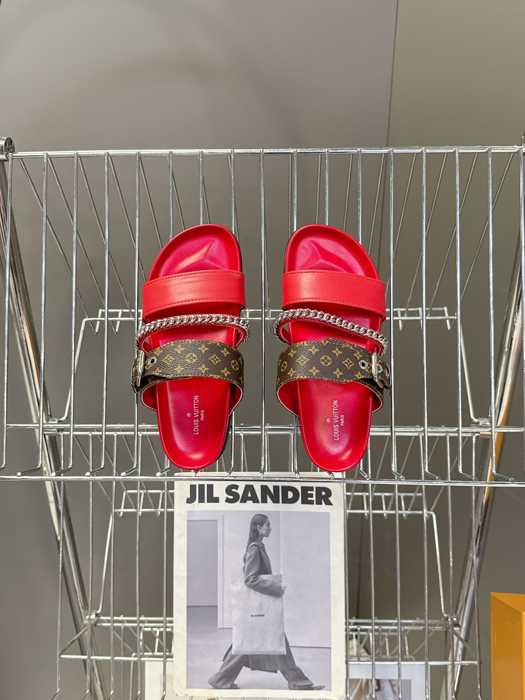 路易威登Louis Vuitton 春夏最新情侣款链条凉拖超多明星网红种草 采用双宽鞋带设计，搭配可调节