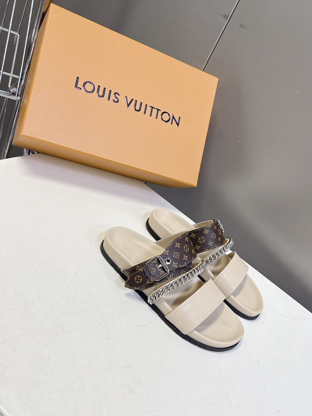 路易威登Louis Vuitton 春夏最新情侣款链条凉拖超多明星网红种草 采用双宽鞋带设计，搭配可调节