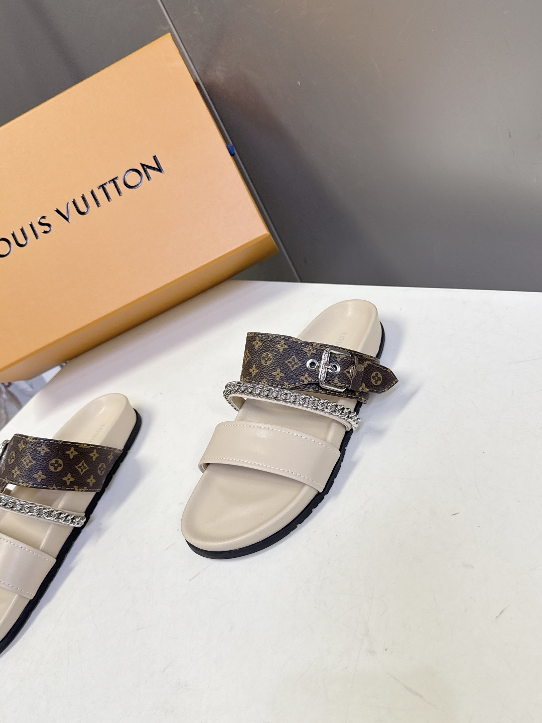 路易威登Louis Vuitton 春夏最新情侣款链条凉拖超多明星网红种草 采用双宽鞋带设计，搭配可调节