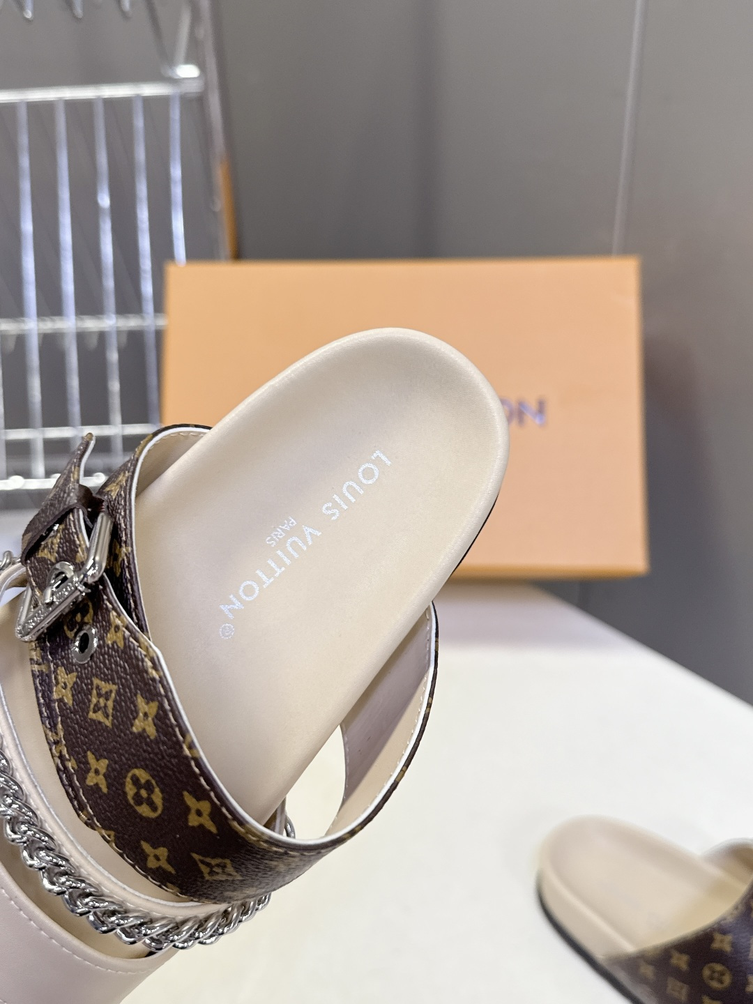 路易威登Louis Vuitton 春夏最新情侣款链条凉拖超多明星网红种草 采用双宽鞋带设计，搭配可调节