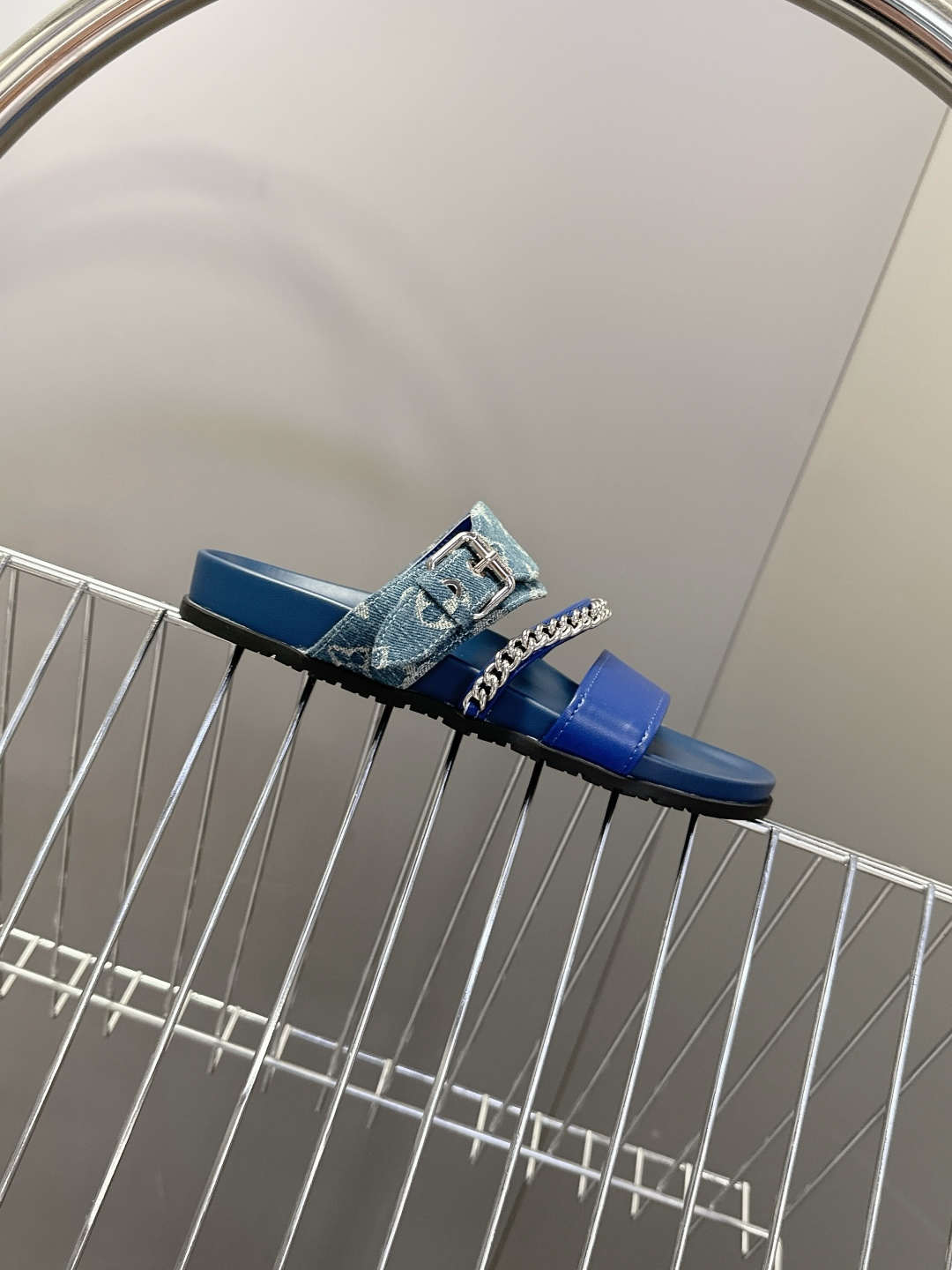 路易威登Louis Vuitton 春夏最新情侣款链条凉拖超多明星网红种草 采用双宽鞋带设计，搭配可调节