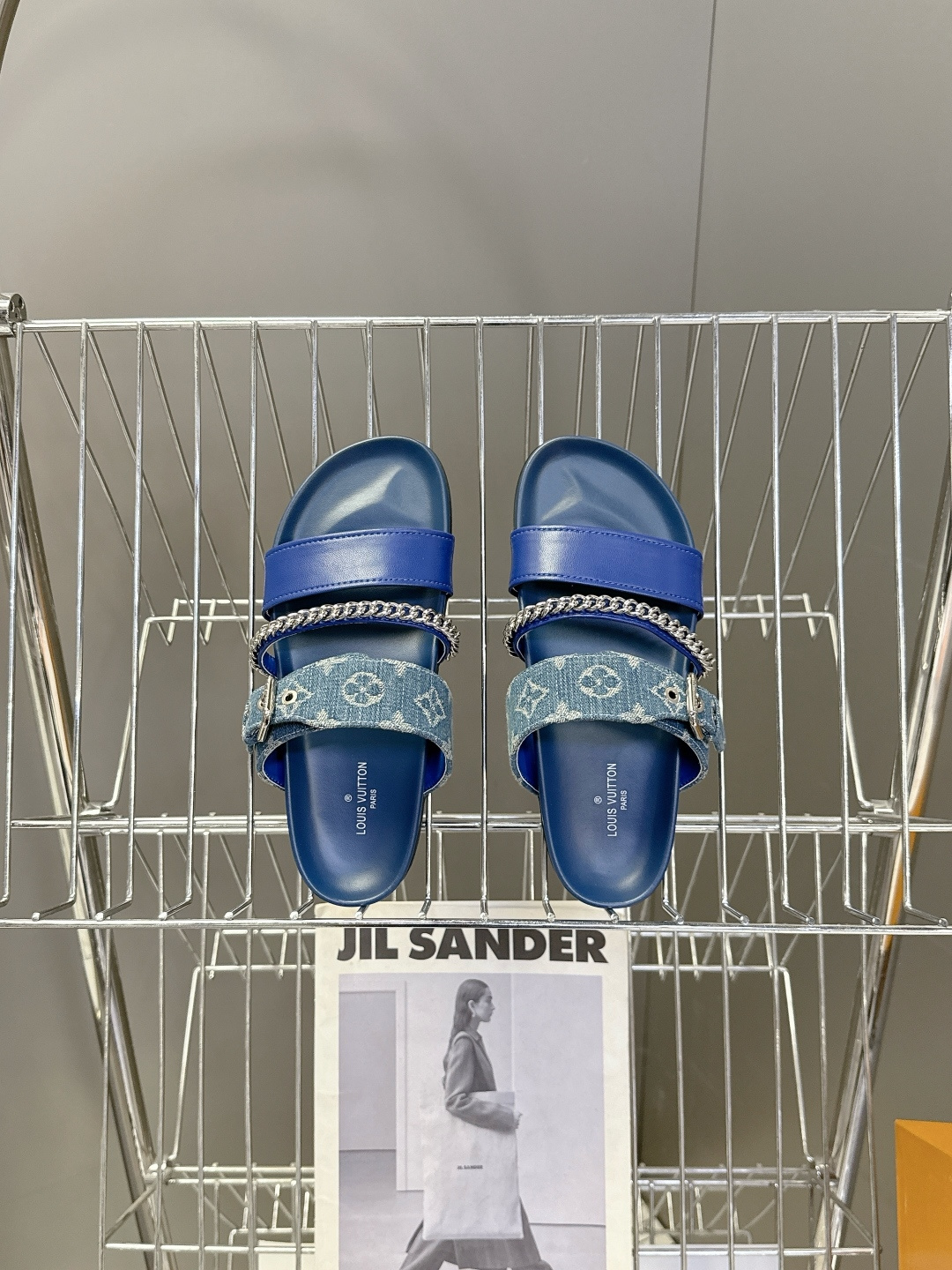 路易威登Louis Vuitton 春夏最新情侣款链条凉拖超多明星网红种草 采用双宽鞋带设计，搭配可调节