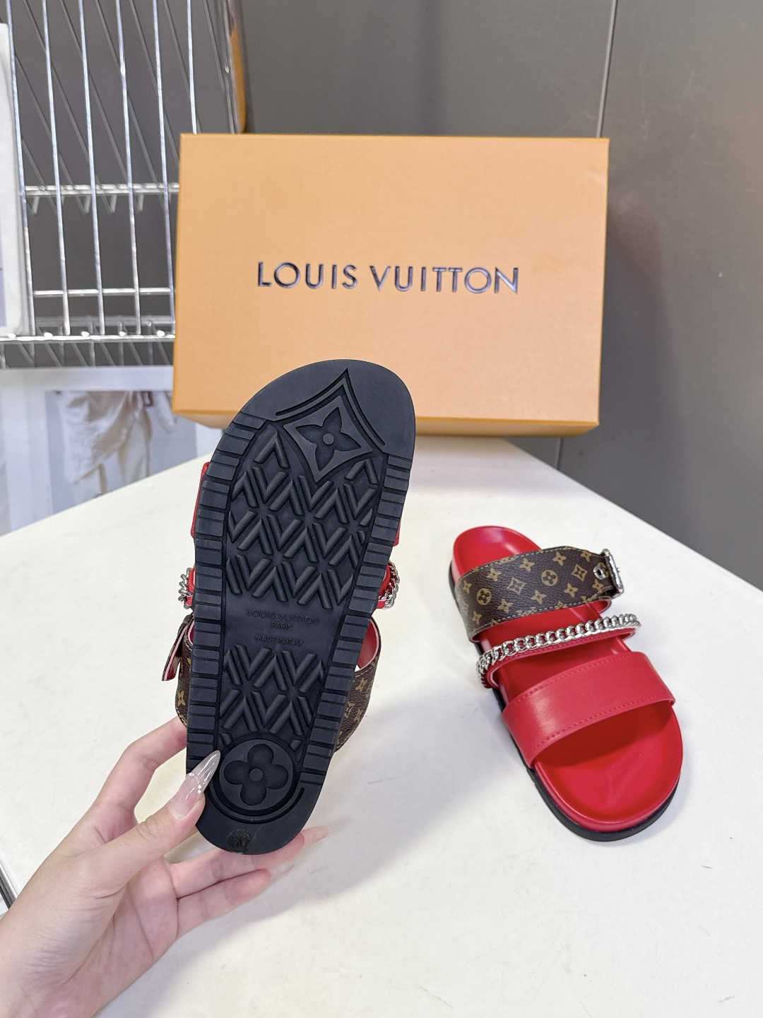 路易威登Louis Vuitton 春夏最新情侣款链条凉拖超多明星网红种草 采用双宽鞋带设计，搭配可调节
