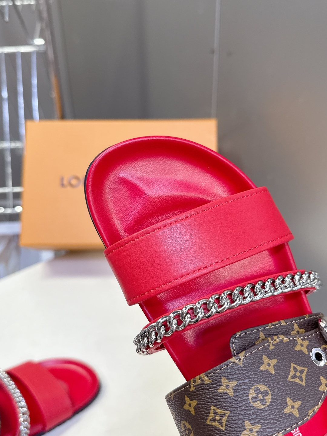 路易威登Louis Vuitton 春夏最新情侣款链条凉拖超多明星网红种草 采用双宽鞋带设计，搭配可调节