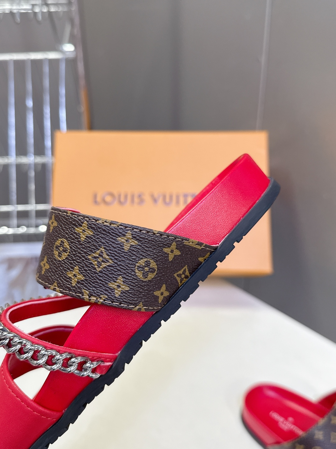 路易威登Louis Vuitton 春夏最新情侣款链条凉拖超多明星网红种草 采用双宽鞋带设计，搭配可调节