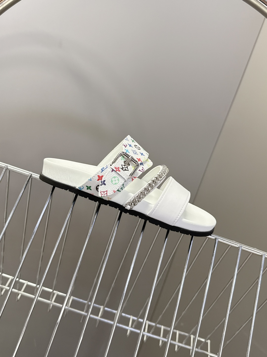 路易威登Louis Vuitton 春夏最新情侣款链条凉拖超多明星网红种草 采用双宽鞋带设计，搭配可调节