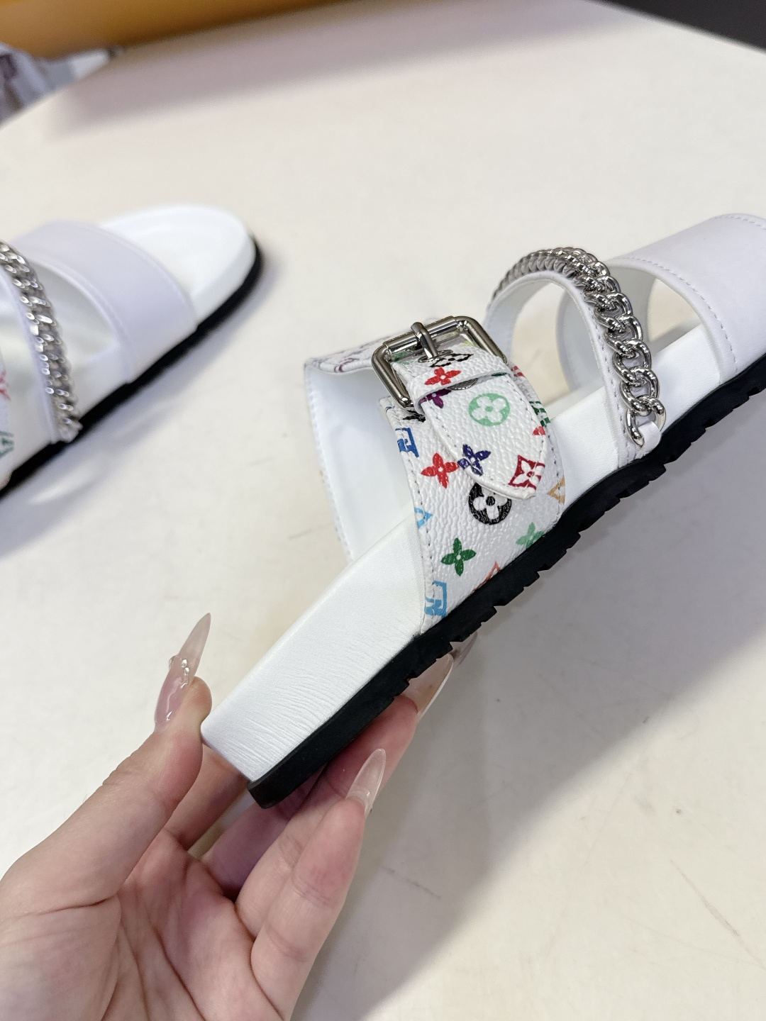 路易威登Louis Vuitton 春夏最新情侣款链条凉拖超多明星网红种草 采用双宽鞋带设计，搭配可调节