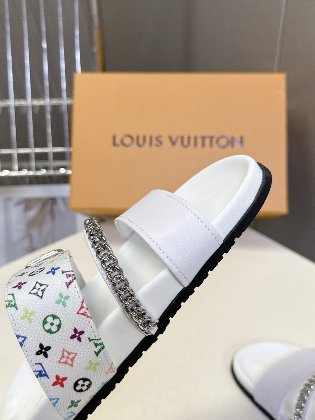路易威登Louis Vuitton 春夏最新情侣款链条凉拖超多明星网红种草 采用双宽鞋带设计，搭配可调节
