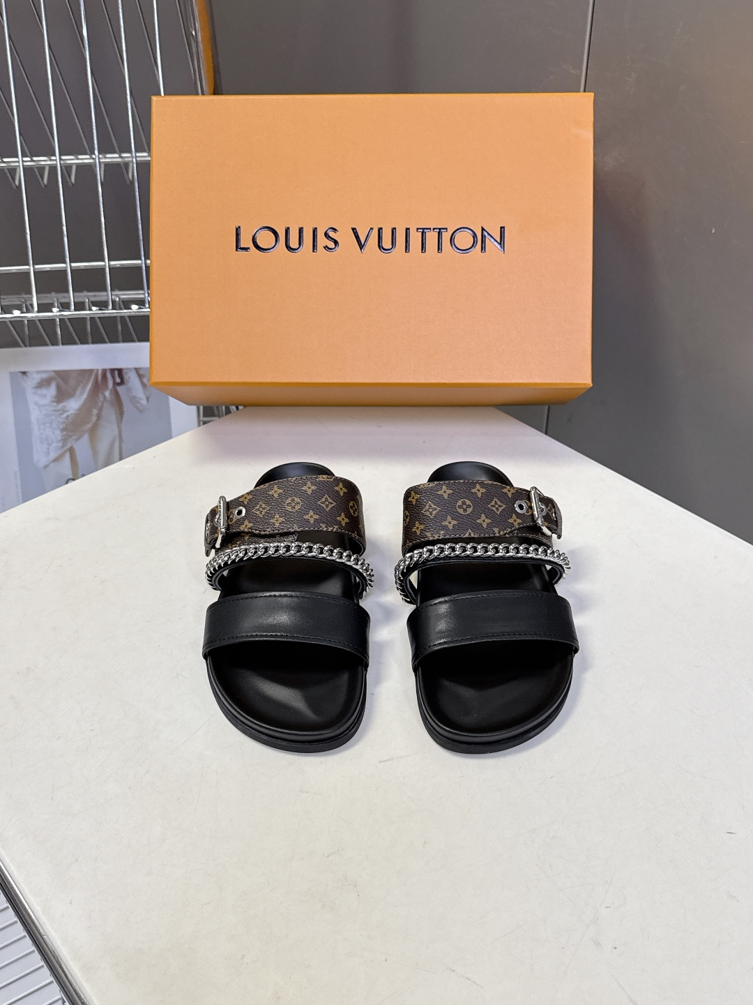 路易威登Louis Vuitton 春夏最新情侣款链条凉拖超多明星网红种草 采用双宽鞋带设计，搭配可调节