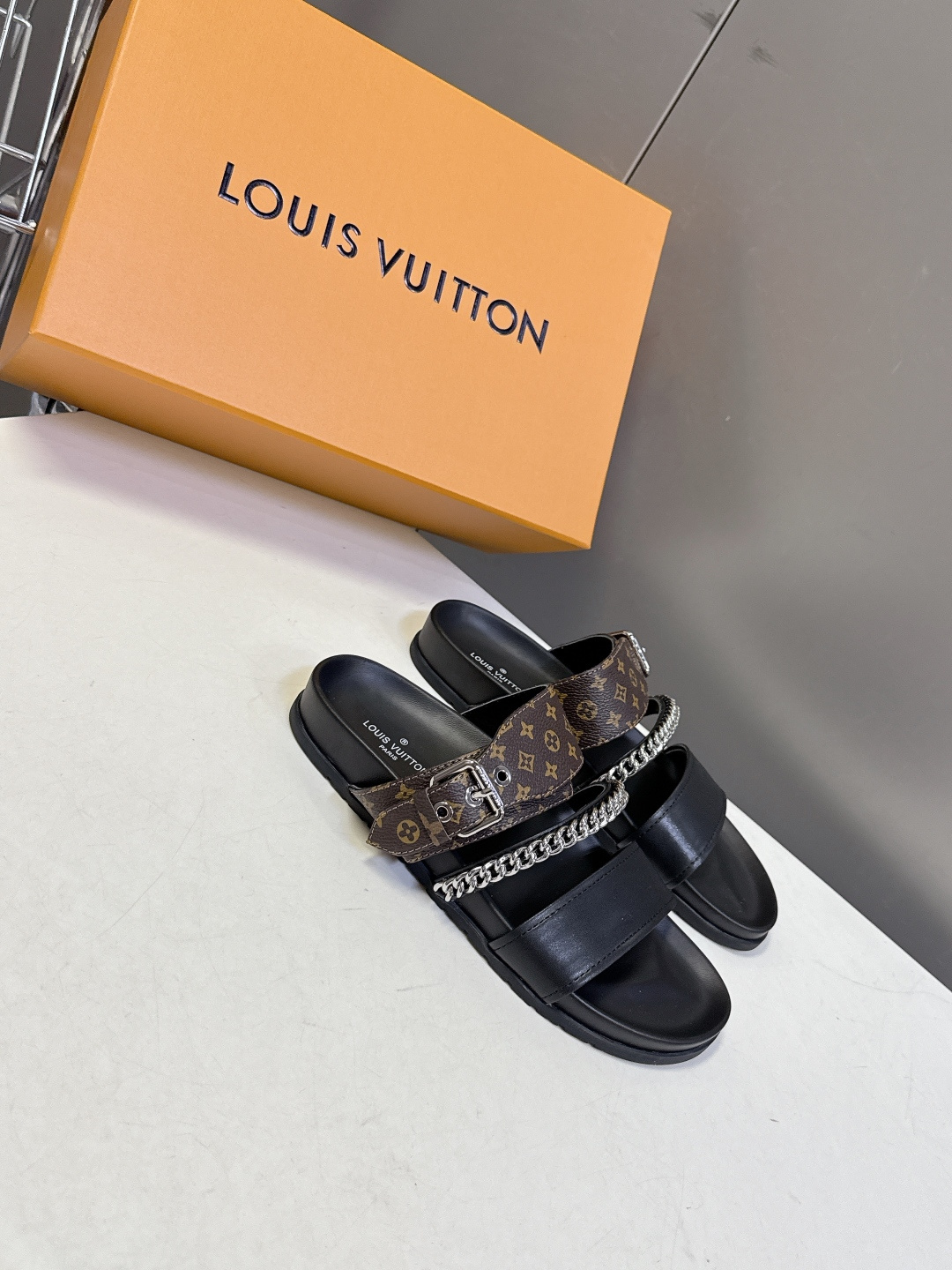 路易威登Louis Vuitton 春夏最新情侣款链条凉拖超多明星网红种草 采用双宽鞋带设计，搭配可调节