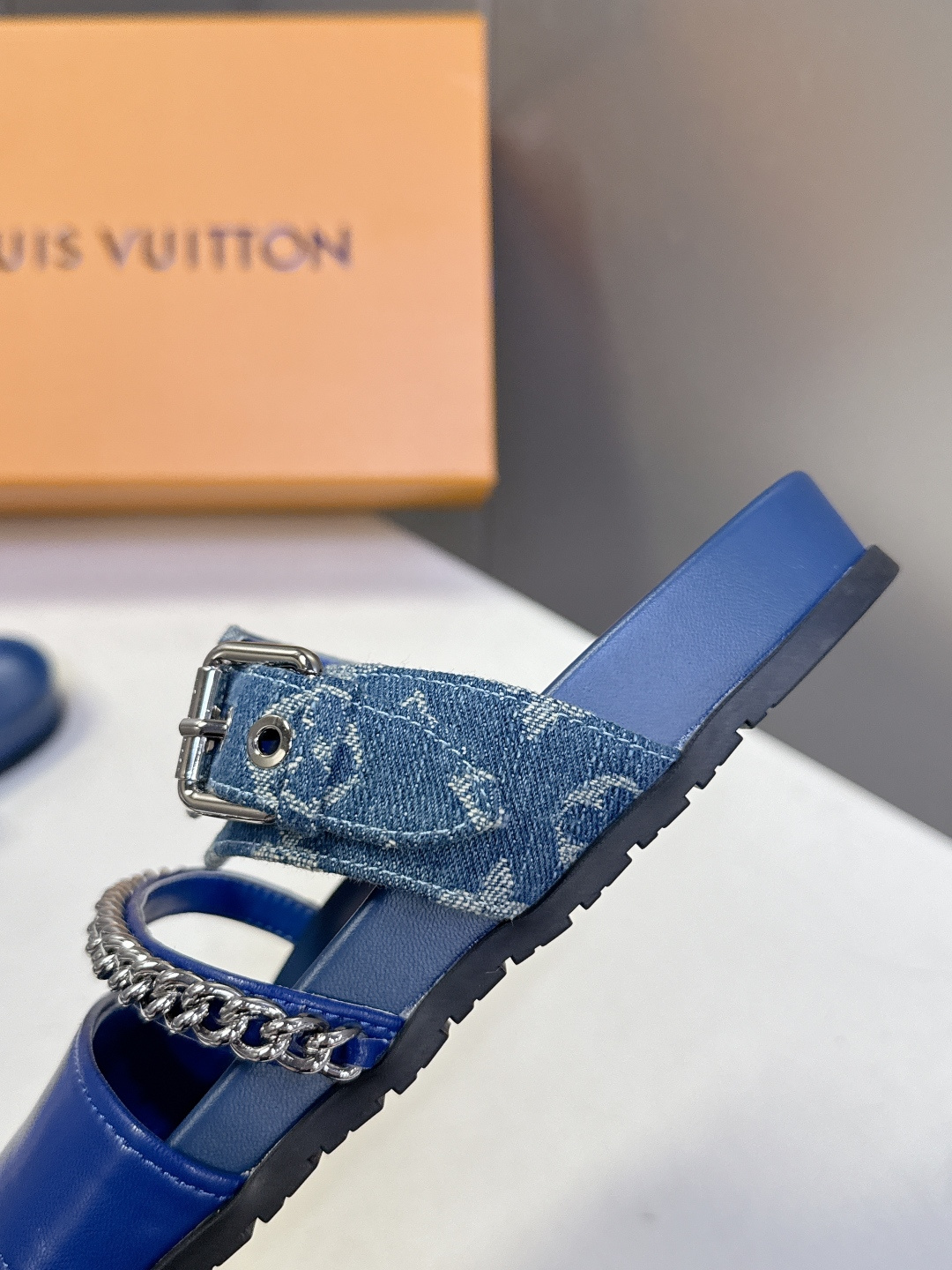 路易威登Louis Vuitton 春夏最新情侣款链条凉拖超多明星网红种草 采用双宽鞋带设计，搭配可调节