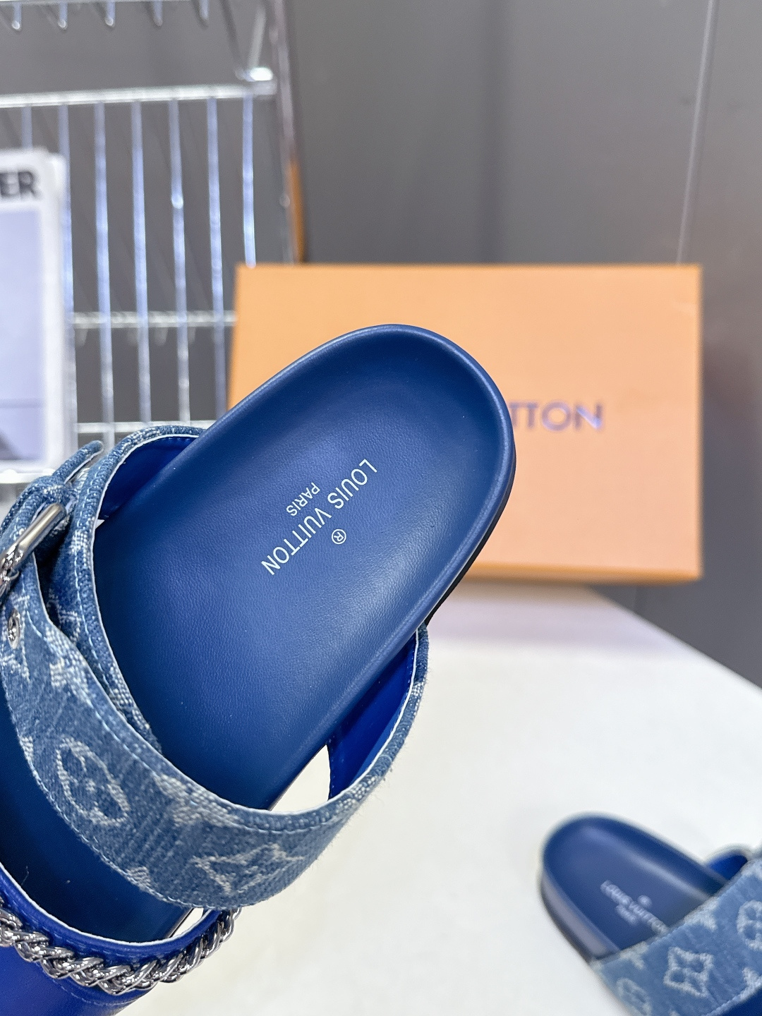 路易威登Louis Vuitton 春夏最新情侣款链条凉拖超多明星网红种草 采用双宽鞋带设计，搭配可调节