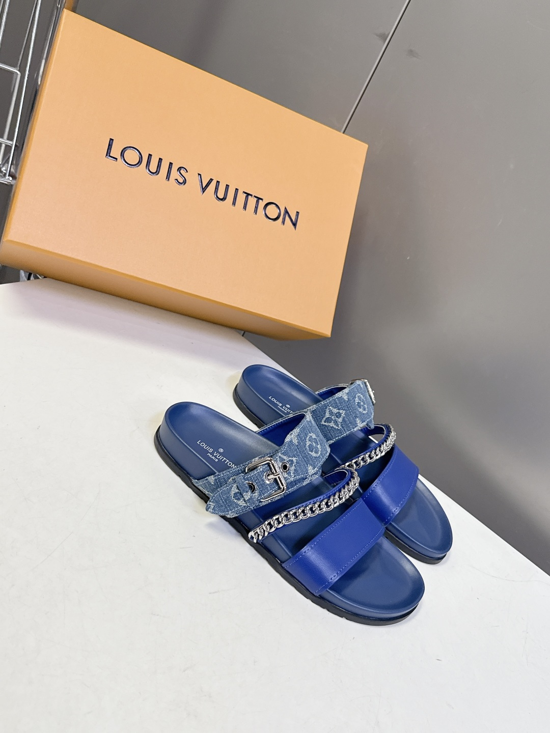 路易威登Louis Vuitton 春夏最新情侣款链条凉拖超多明星网红种草 采用双宽鞋带设计，搭配可调节