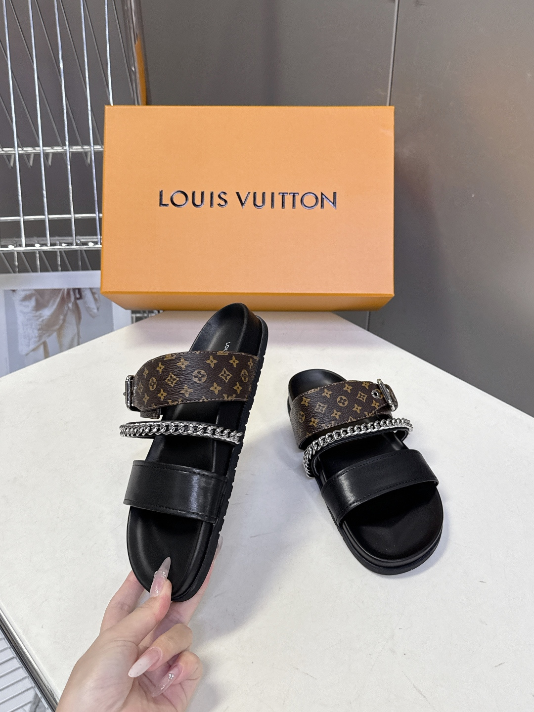 路易威登Louis Vuitton 春夏最新情侣款链条凉拖超多明星网红种草 采用双宽鞋带设计，搭配可调节