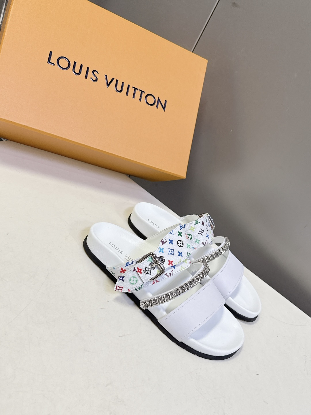 路易威登Louis Vuitton 春夏最新情侣款链条凉拖超多明星网红种草 采用双宽鞋带设计，搭配可调节