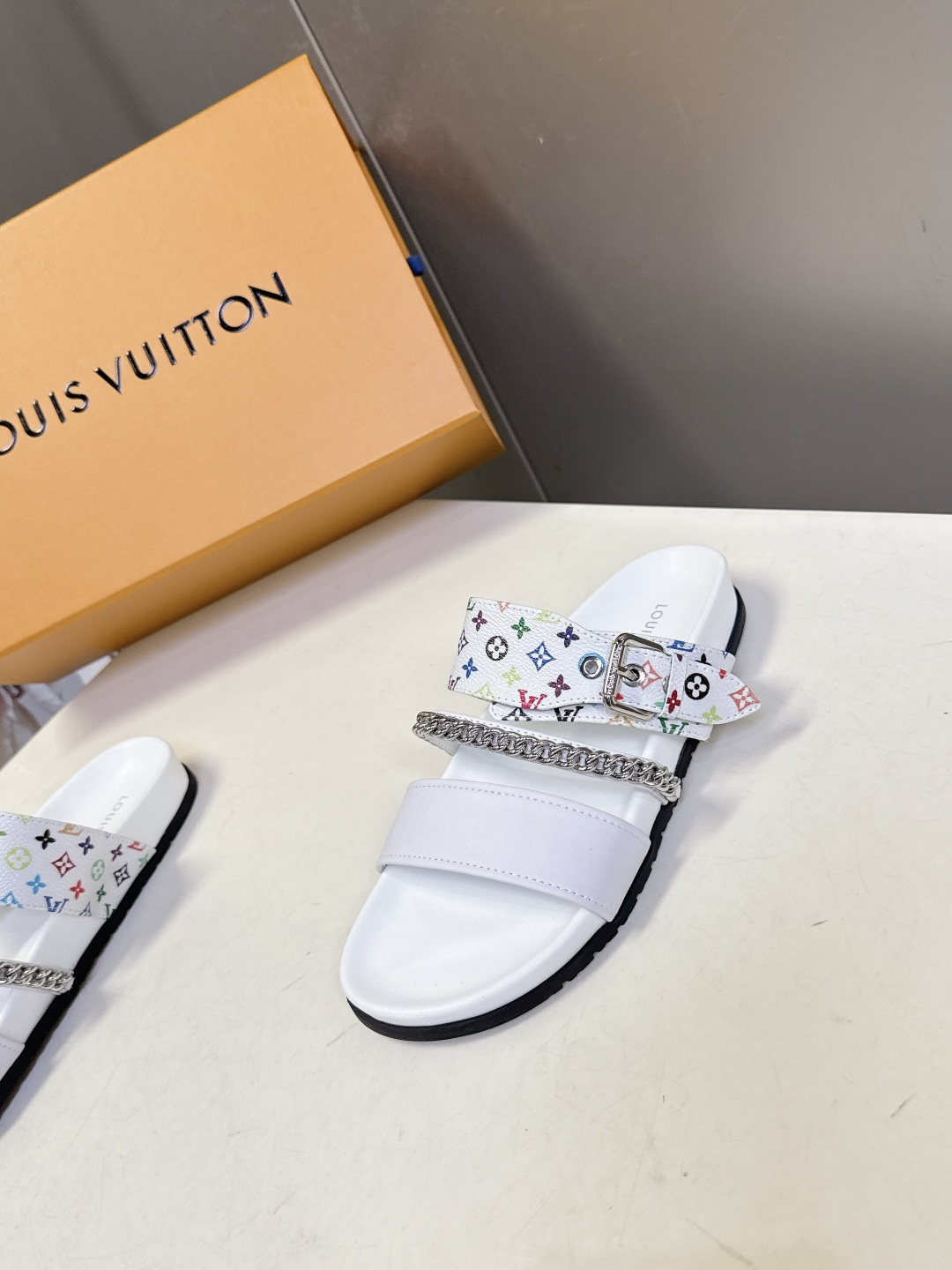 路易威登Louis Vuitton 春夏最新情侣款链条凉拖超多明星网红种草 采用双宽鞋带设计，搭配可调节