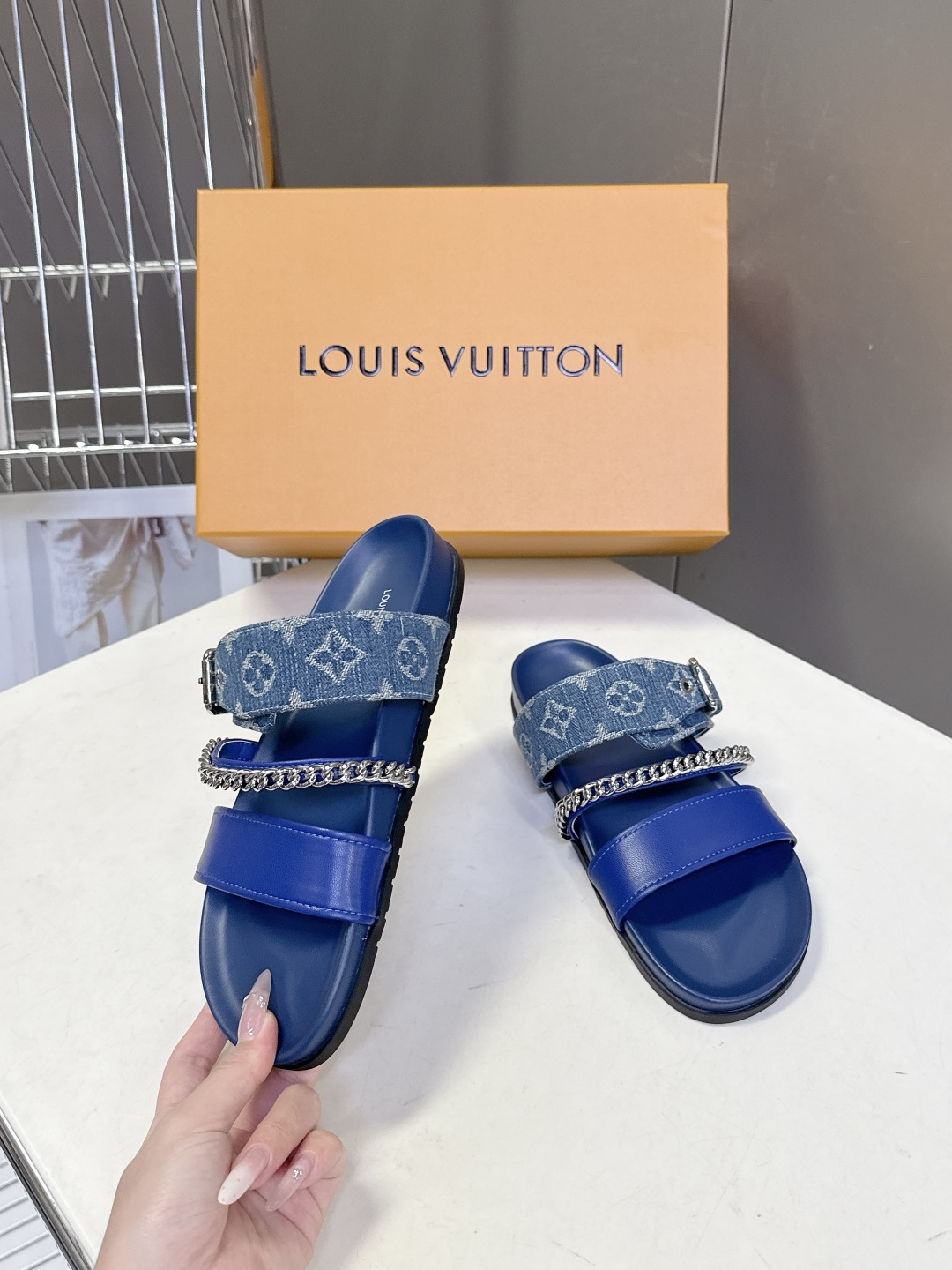 路易威登Louis Vuitton 春夏最新情侣款链条凉拖超多明星网红种草 采用双宽鞋带设计，搭配可调节