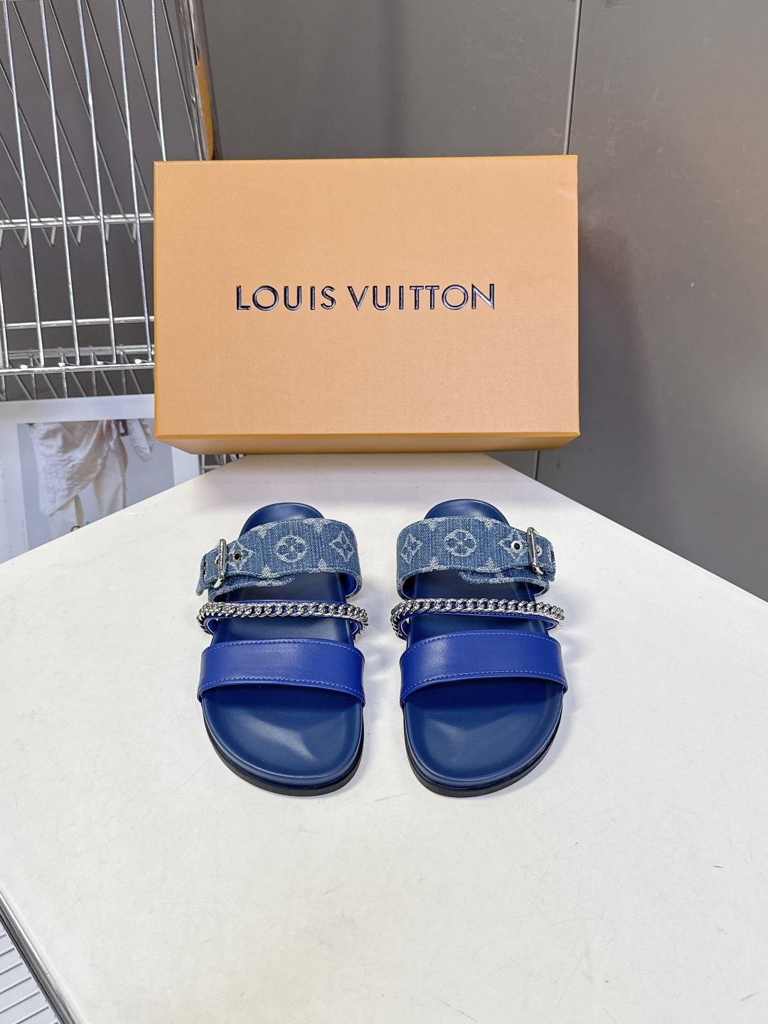 路易威登Louis Vuitton 春夏最新情侣款链条凉拖超多明星网红种草 采用双宽鞋带设计，搭配可调节