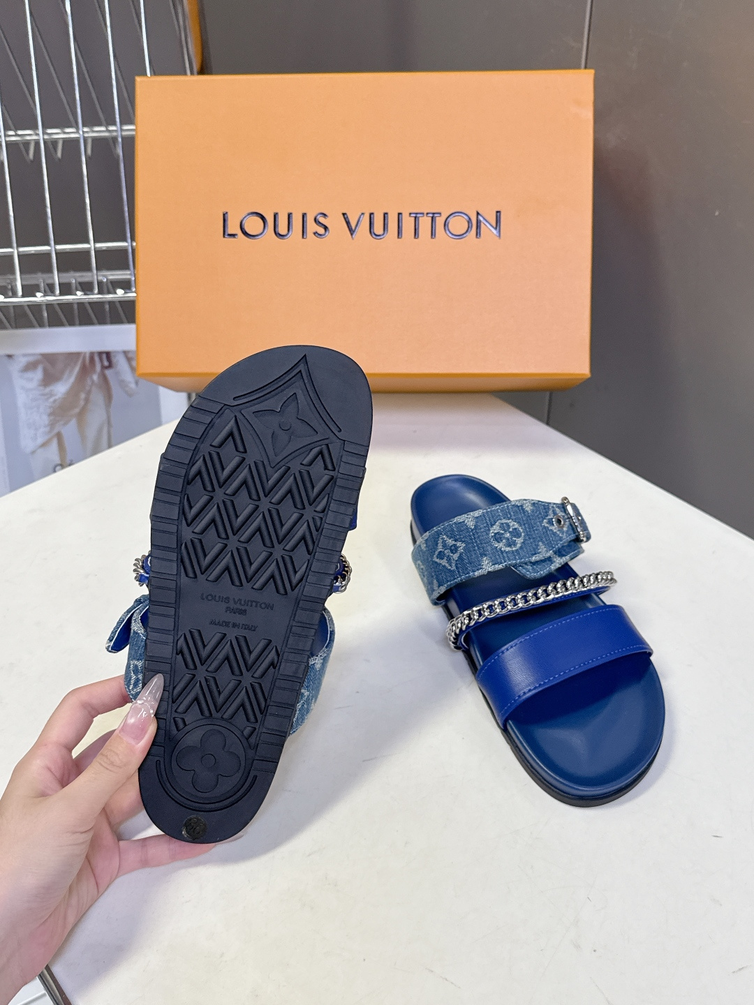 路易威登Louis Vuitton 春夏最新情侣款链条凉拖超多明星网红种草 采用双宽鞋带设计，搭配可调节