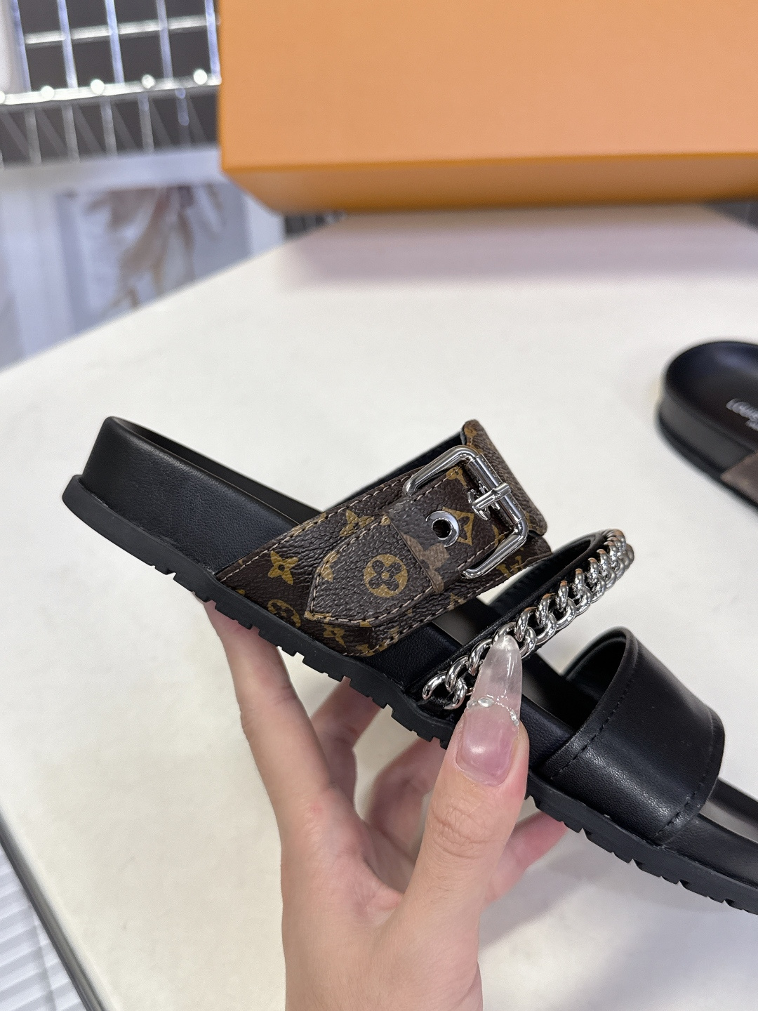 路易威登Louis Vuitton 春夏最新情侣款链条凉拖超多明星网红种草 采用双宽鞋带设计，搭配可调节