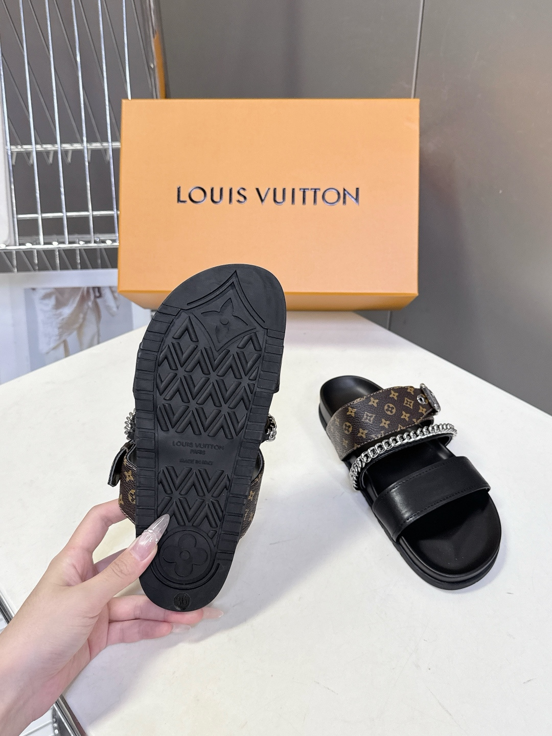 路易威登Louis Vuitton 春夏最新情侣款链条凉拖超多明星网红种草 采用双宽鞋带设计，搭配可调节
