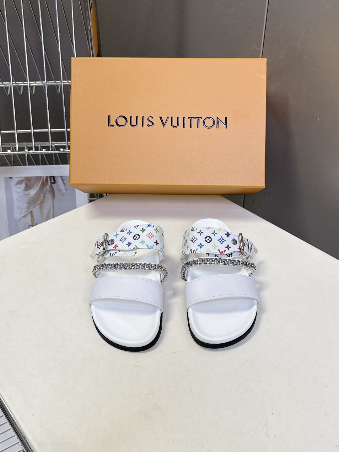 路易威登Louis Vuitton 春夏最新情侣款链条凉拖超多明星网红种草 采用双宽鞋带设计，搭配可调节
