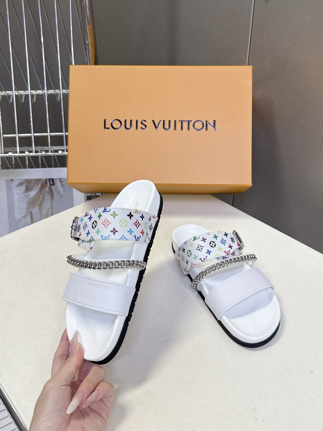 路易威登Louis Vuitton 春夏最新情侣款链条凉拖超多明星网红种草 采用双宽鞋带设计，搭配可调节