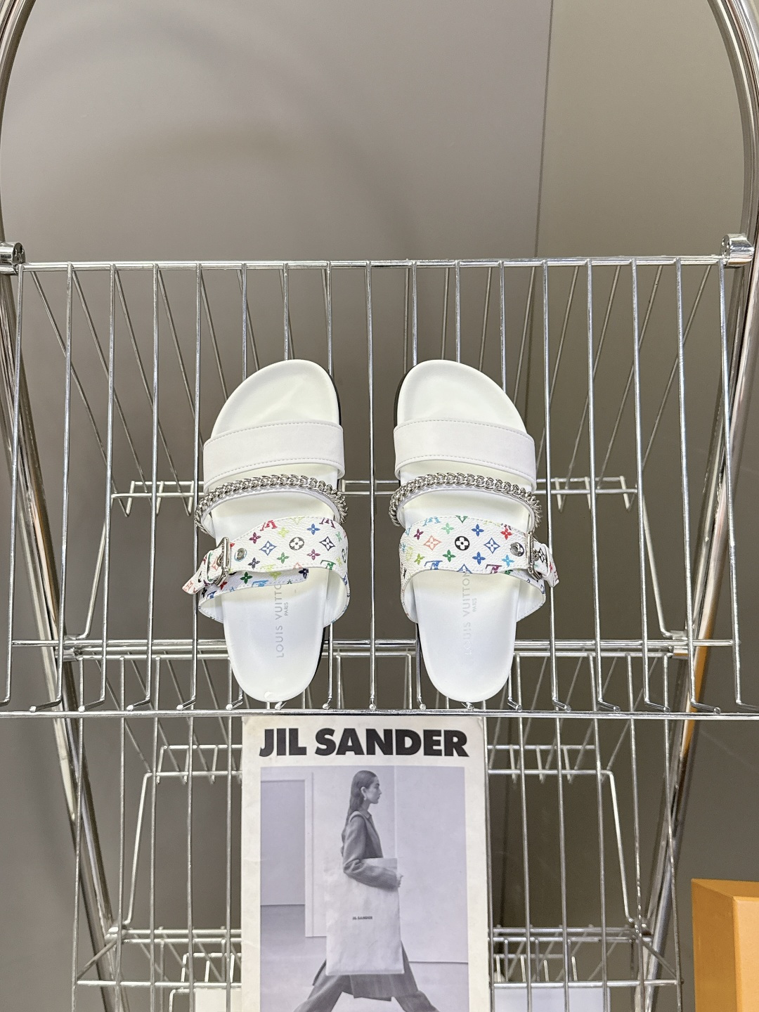 路易威登Louis Vuitton 春夏最新情侣款链条凉拖超多明星网红种草 采用双宽鞋带设计，搭配可调节