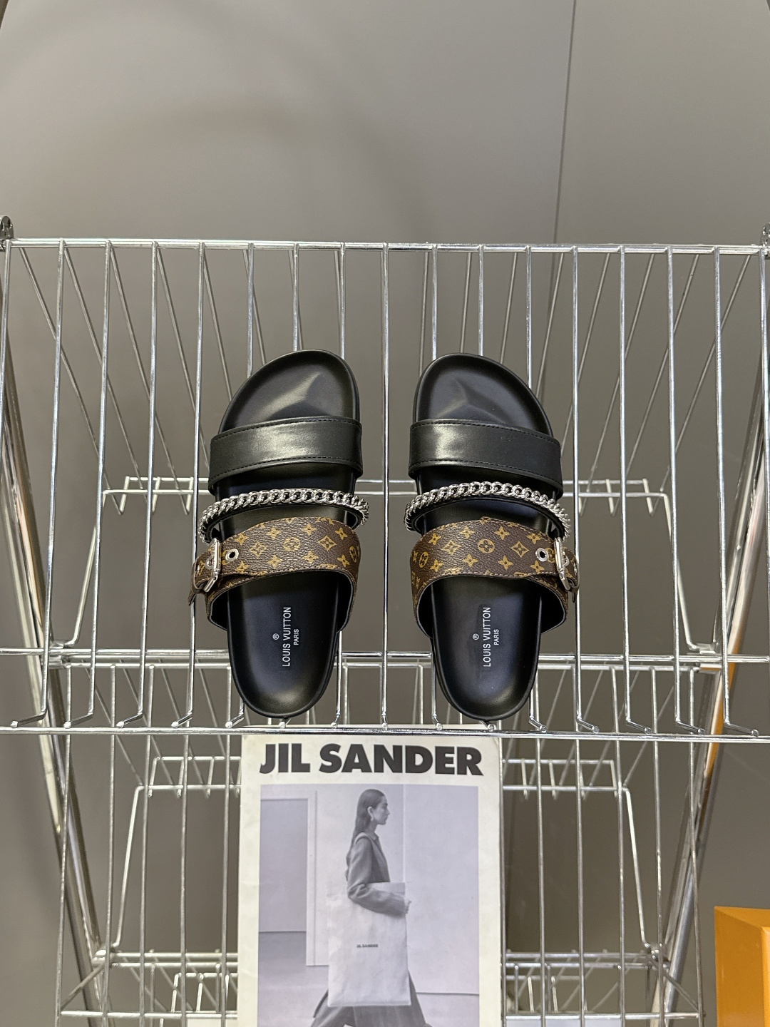 路易威登Louis Vuitton 春夏最新情侣款链条凉拖超多明星网红种草 采用双宽鞋带设计，搭配可调节