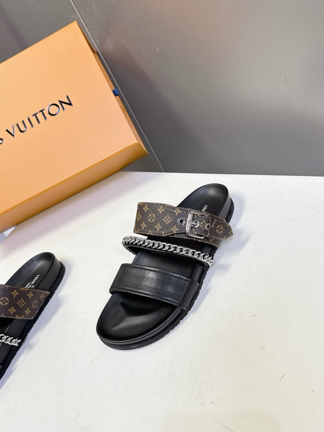 路易威登Louis Vuitton 春夏最新情侣款链条凉拖超多明星网红种草 采用双宽鞋带设计，搭配可调节