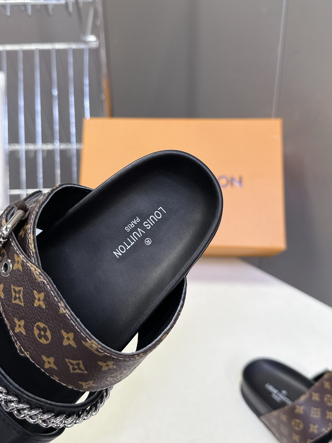 路易威登Louis Vuitton 春夏最新情侣款链条凉拖超多明星网红种草 采用双宽鞋带设计，搭配可调节