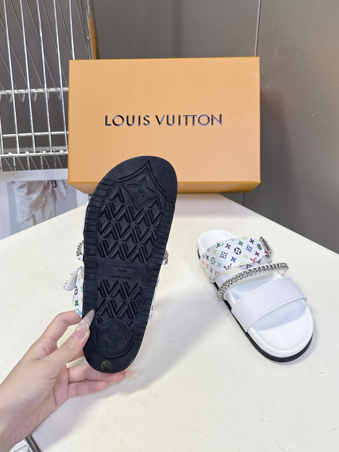 路易威登Louis Vuitton 春夏最新情侣款链条凉拖超多明星网红种草 采用双宽鞋带设计，搭配可调节