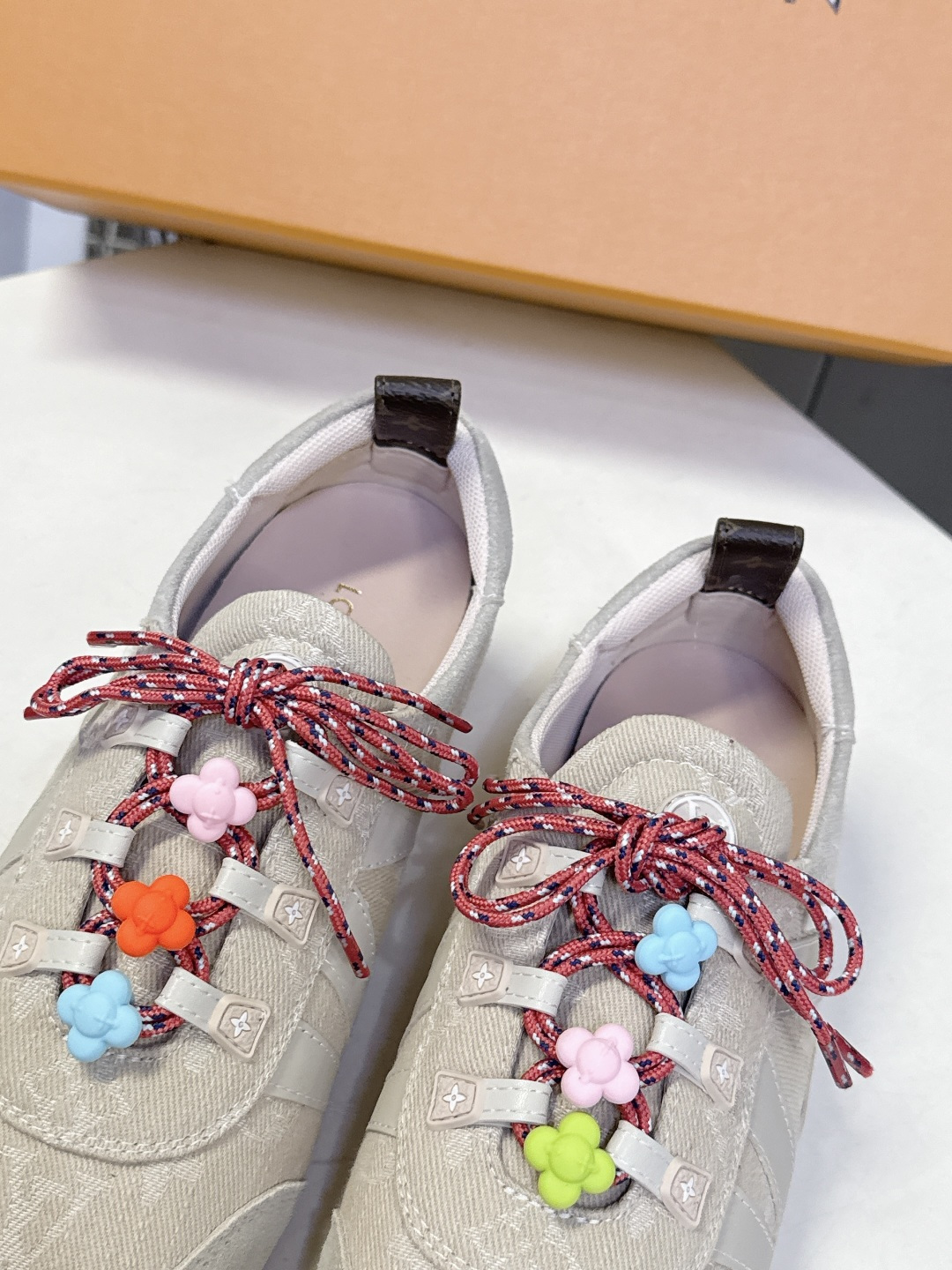 配饰➕20 路易威登Louis Vuitton春夏最新款彩色串珠芭蕾风德训鞋超多明星网红种草 鞋带上搭配