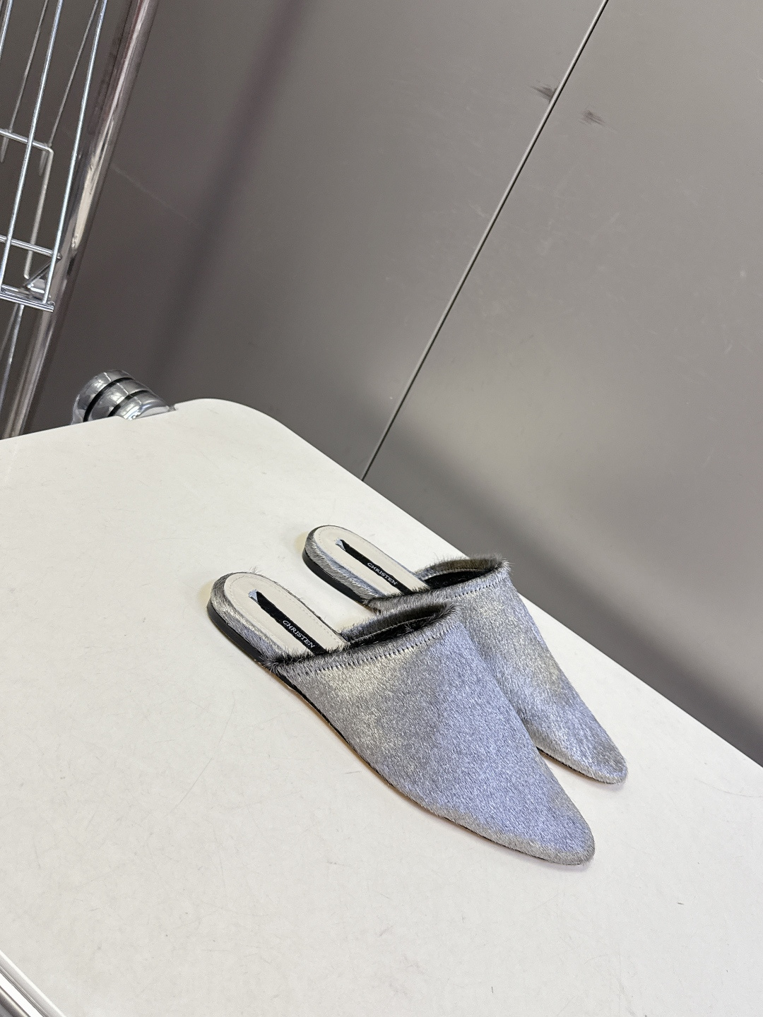 CHRISTEN春夏最新款马毛尖头穆勒鞋超多明星网红种草 将奢华马毛质感与慵懒穆勒廓形完美融合 尖头设计