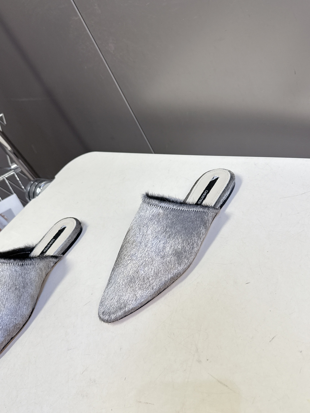 CHRISTEN春夏最新款马毛尖头穆勒鞋超多明星网红种草 将奢华马毛质感与慵懒穆勒廓形完美融合 尖头设计