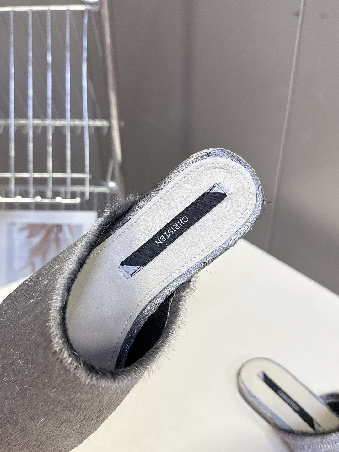 CHRISTEN春夏最新款马毛尖头穆勒鞋超多明星网红种草 将奢华马毛质感与慵懒穆勒廓形完美融合 尖头设计