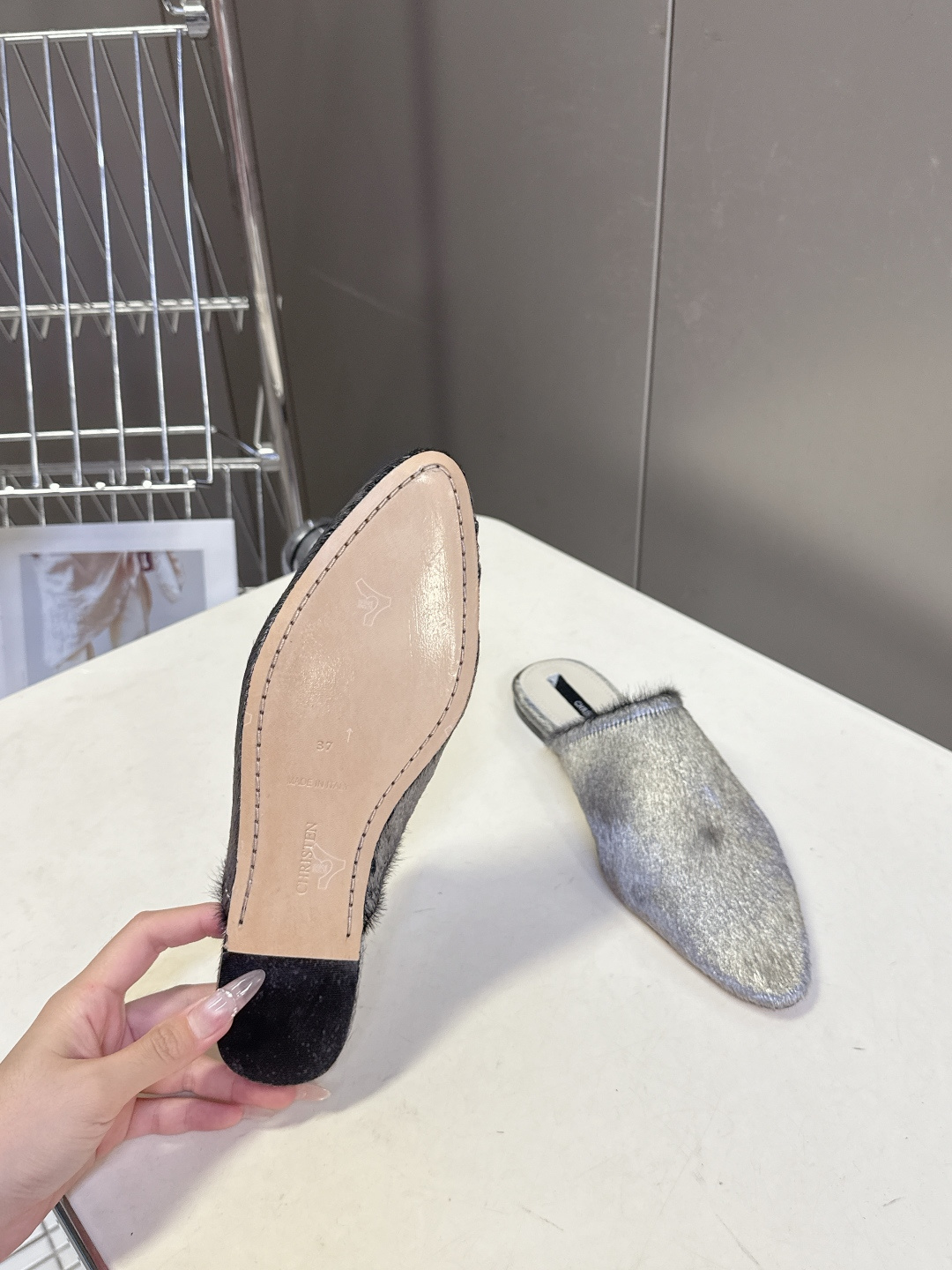 CHRISTEN春夏最新款马毛尖头穆勒鞋超多明星网红种草 将奢华马毛质感与慵懒穆勒廓形完美融合 尖头设计