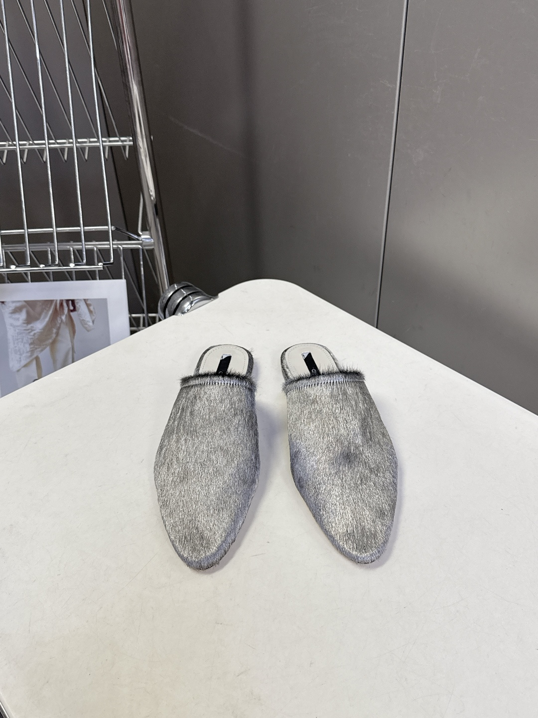 CHRISTEN春夏最新款马毛尖头穆勒鞋超多明星网红种草 将奢华马毛质感与慵懒穆勒廓形完美融合 尖头设计