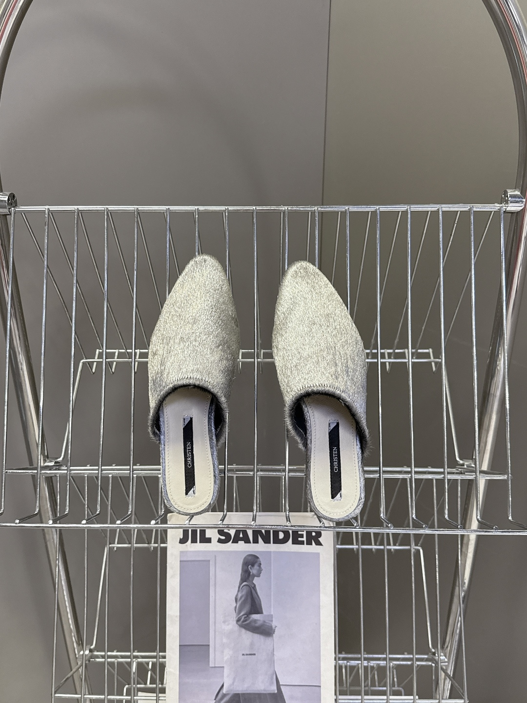 CHRISTEN春夏最新款马毛尖头穆勒鞋超多明星网红种草 将奢华马毛质感与慵懒穆勒廓形完美融合 尖头设计